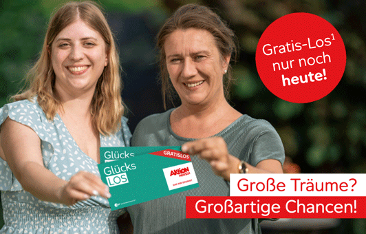 Zwei Frauen halten lächelnd ein Glücks-Los und ein Gratis-Los in der Hand.