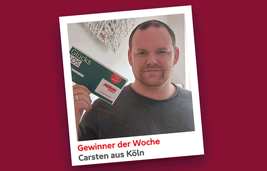 Ein GIF, das verschiedene Polaroid-Bilder mit Gewinner*innen-Selfies stapelt.