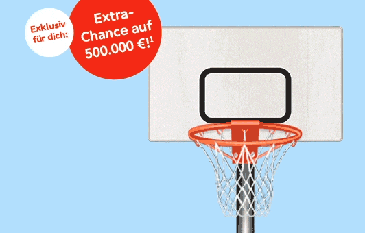 Ein Glücks-Los fällt von oben in einen Basketballkorb.