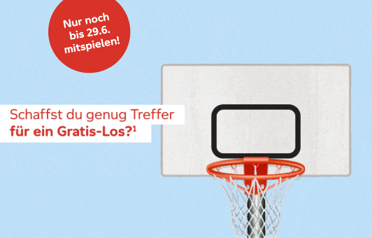 Ein Aktion Mensch Glücks-Los fällt durch einen Basketballkorb.