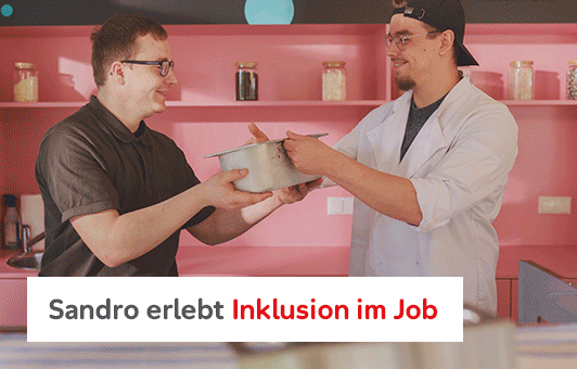 Eine Abfolge von Bildern, die Gewinner*innen in verschiedenen Förderprojekten zeigen: In einer Eisdiele, beim Wheelchair-Skating und in einem Tauchkurs.