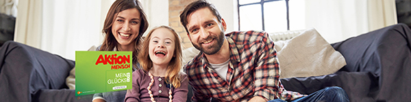 Lachende Familie mi Glückslos