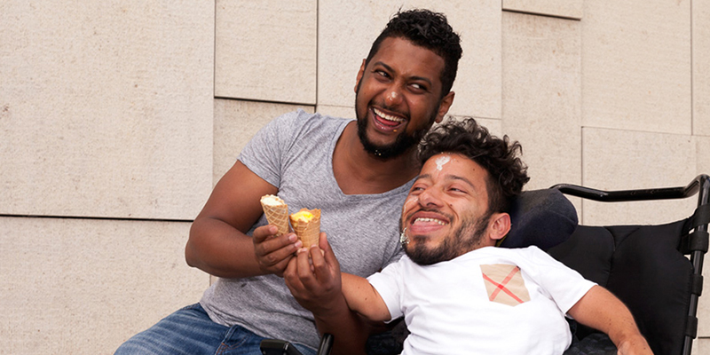 Fatih und Hanny lachen und essen ein Eis