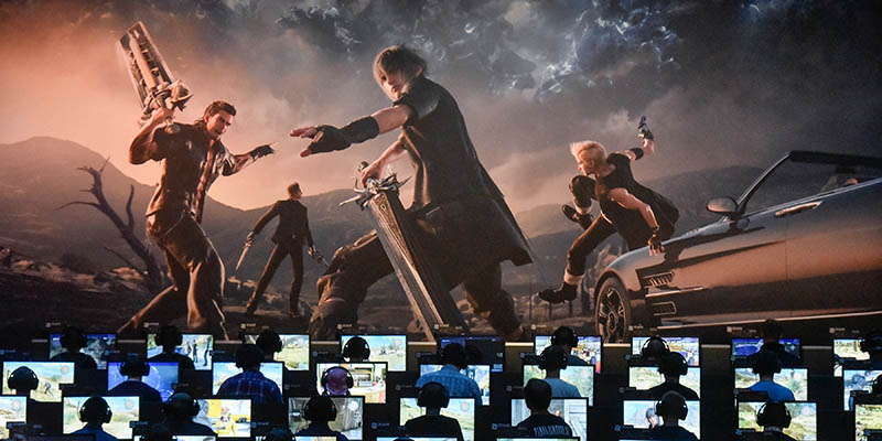 Viele Menschen sitzen vor Computern