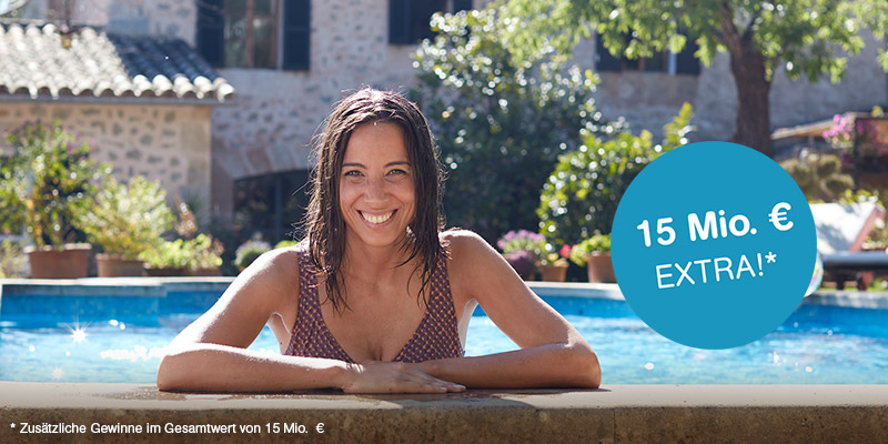 Eine Frau schaut aus einem Swimmingpool.