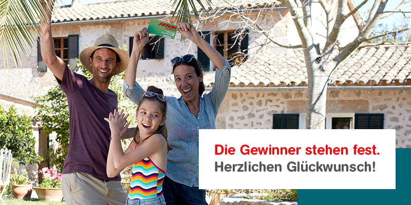 Eine Familie steht freudig in der Sonne.