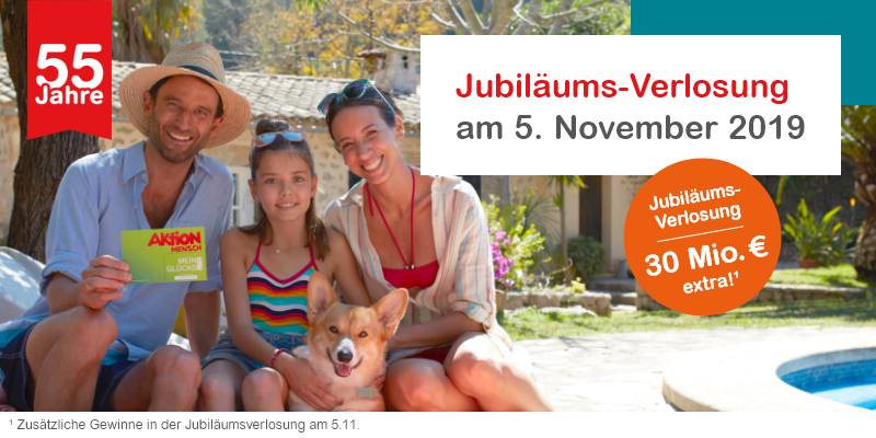 Eine Familie im Urlaub: Vater Mutter und Tochter sitzen mit ihrem Hund und ihrem Gewinner-Los vor einer Finca.