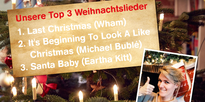 Auf einer Tafel stehen verschiedene Weihnachtslieder. Eine Frau lächelt in die Kamera und streckt den Daumen hoch.