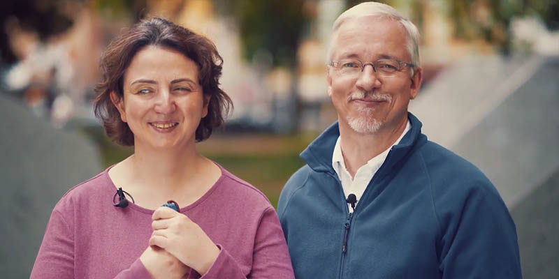 Eine blinde Frau und ein Mann sprechen in die Kamera