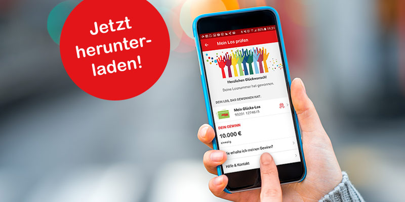 Smartphone zeigt die Aktion Mensch-App. Zu lesen ist: Jetzt herunterladen!