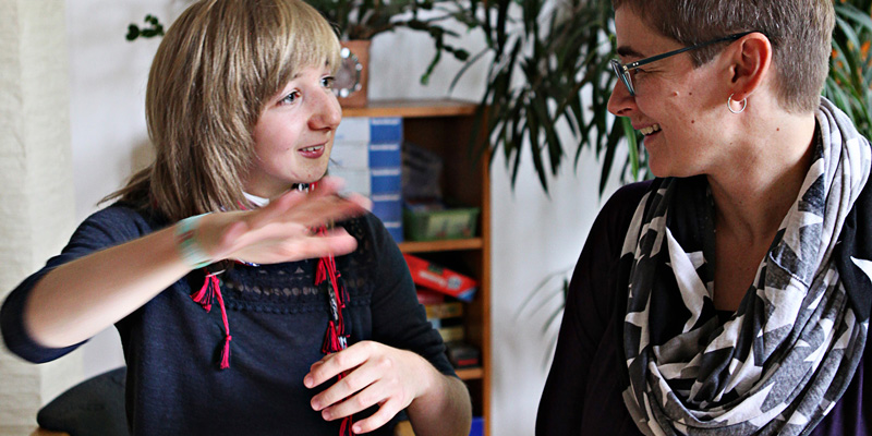 Ein 14-jähriges Mädchen spricht mit ihrer Mutter.