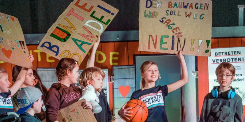Mehrere Kinder stehen auf der Bühne des Bunte Bande-Musicals "Gemeinsam sind wir stark!"