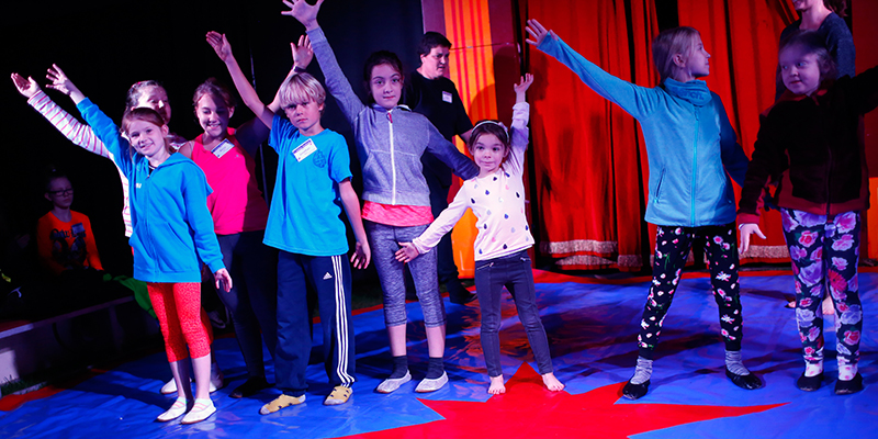 Kinder in der Zirkusmanege