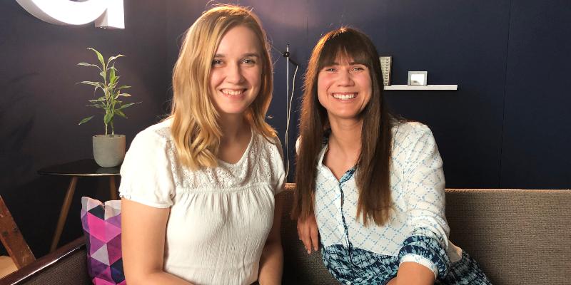 Die YouTuberin Ypsilon aka. Fabie und die Aktivistin Louisa Dellert sitzen nebeneinander und lächeln in die Kamera.