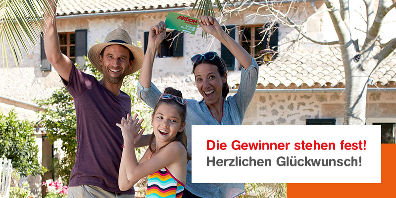 Jubelnde Familie am Pool