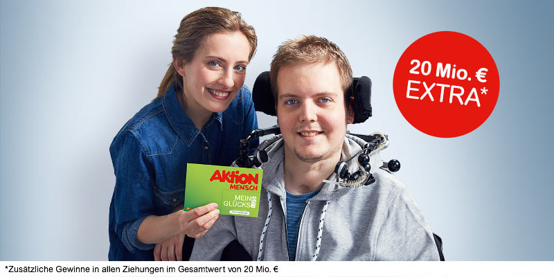 Mann im Rollstuhl hält in seiner Roboterhand ein Glücks-Los. Eine Frau steht daneben. Zu lesen ist: 20 Mio. Euro Extra*. Zusätzliche Gewinne in allen Ziehungen im Gesamtwert von 20 Mio. Euro.