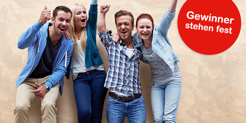 Frauen und Männer freuen sich und reißen die Arme in die Höhe. Zu lesen ist: Gewinner stehen fest.
