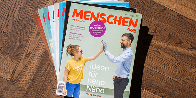 Ein Stapel Magazine liegen auf dem Boden