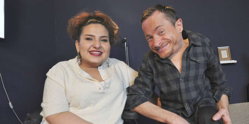 Moderatorin Kübra und Schauspieler Erwin lächeln in die Kamera.