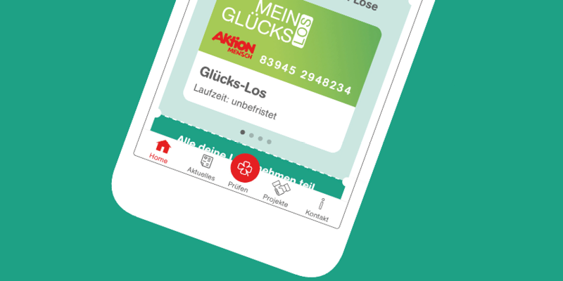 Ein Smartphone, auf dem die App der Aktion Mensch abgebildet ist.