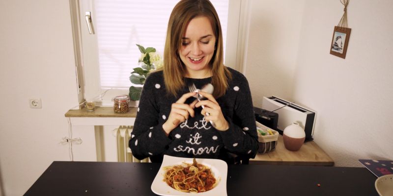 Vloggerin Fabie kocht Pasta Bolognese.