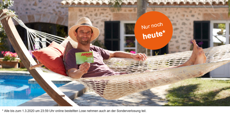Ein Mann liegt in einer Hängematte und hält lächelnd ein Glücks-Los in die Höhe.
