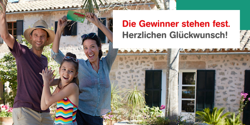 Eine Familie jubelt vor einer Finca. Dazu der Text: Die Gewinner stehen fest. Herzlichen Glückwunsch!