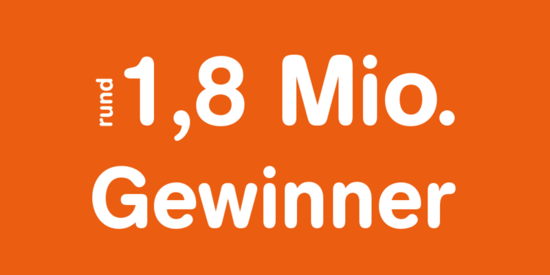 Auf orangem Hintergrund ist der weiße Schriftzug "Rund 1,8 Mio. Gewinner" zu sehen