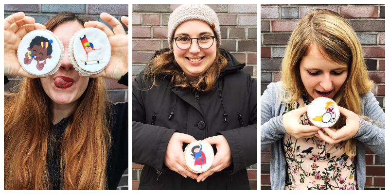 Eine Collage auf der drei Frauen zu sehen sind, die Törtchen mit Inklumojis in den Händen halten.