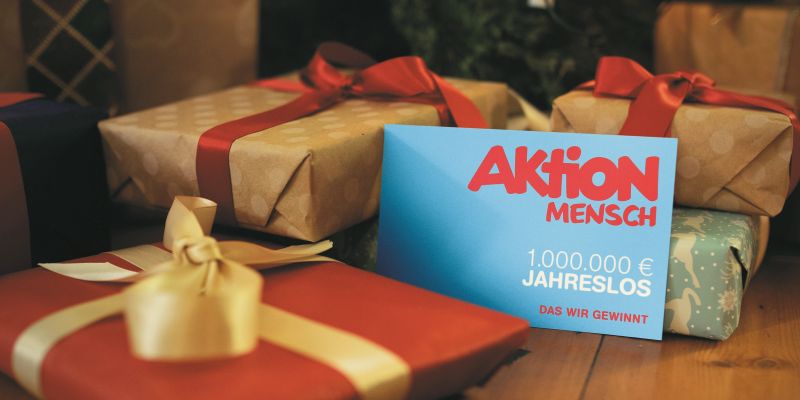 Ein Jahreslos zwischen mehreren Geschenken.