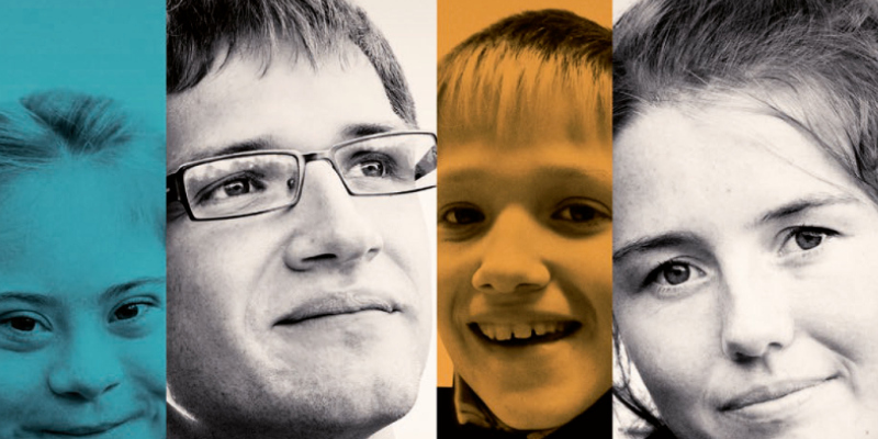 Vier Gesichter von jungen Erwachsenen nebeneinander.