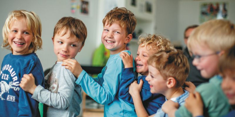 Mehrere Kita-Kinder machen eine Polonaise.