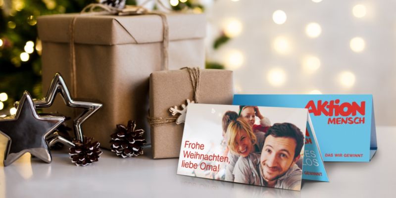 Ein Los ist mit dem Bild einer lachenden Famlie und der Aufschrift "Frohe Weihnachten, liebe Omi!" bedruckt