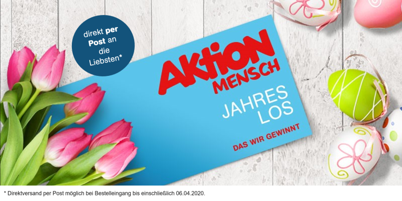 Ein Jahreslos der Aktion Mensch auf einem Tisch mit Tulpen und Ostereiern.