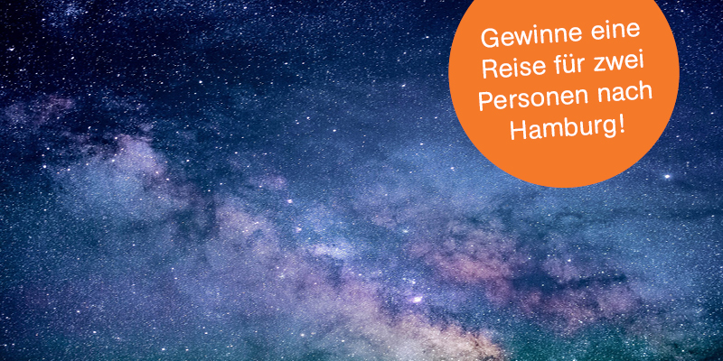 Ein Sternenhimmel mit einem Button in Orange, auf dem "Gewinne eine Reise für zwei Personen nach Hamburg" steht.
