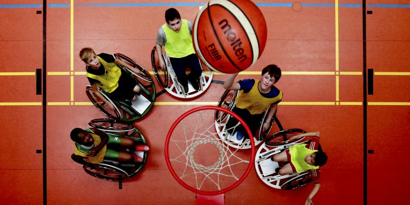 Kinder beim Rollstuhlbasketball.