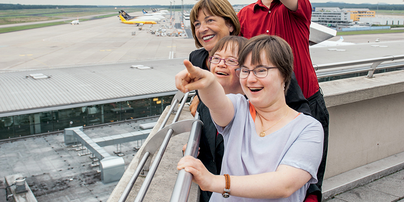 Ulla Schmidt und drei Ohrenkuss-Autoren schauen einem Flugzeug hinerher