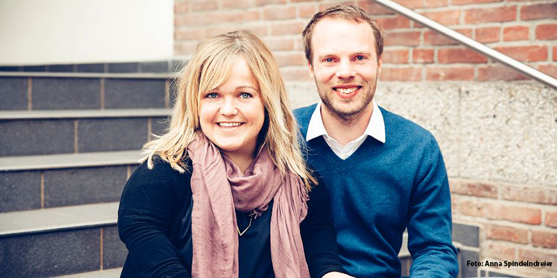 Patricia und Flo sitzen auf einer Treppe