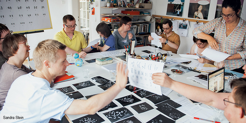 Menschen mit Down-Syndrom bereiten bei einem Workshop die Ausstellung vor