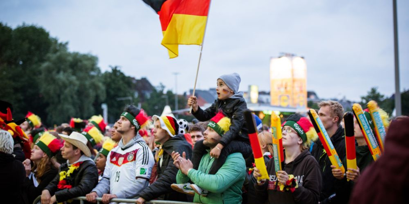 Fußball-Fans schauen sich ein Spiel bei der WM an.