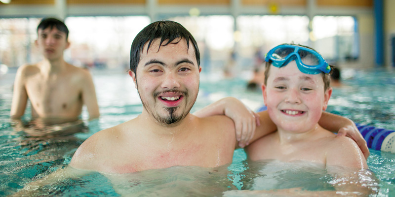 Zwei Jungen mit geistiger Behinderung im Schwimmbad.