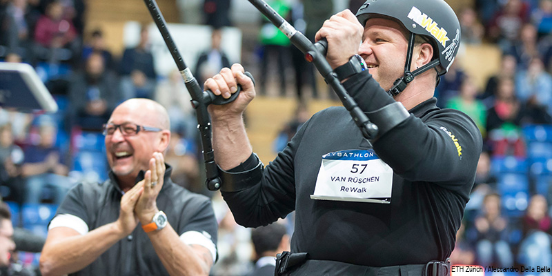 Andr van Rüschen mit Exoskelett beim Cybathlon in Zürich