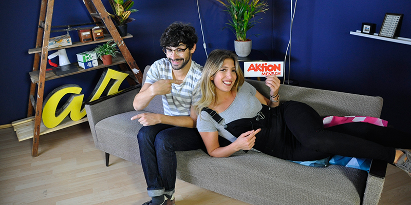 Frau und Mann lachen in die Kamera