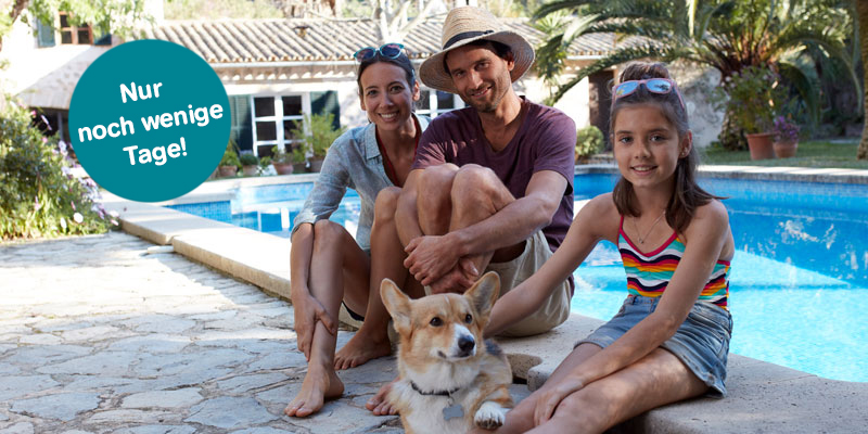 Eine Familie sitzt vor einem Pool. Auf einem Kreis steht: Nur noch wenige Tage!