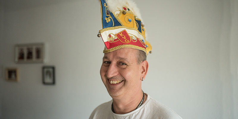 Ein Mann mit Narrenkappe