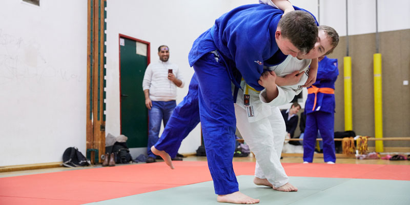 Zwei Männer im Judokampf