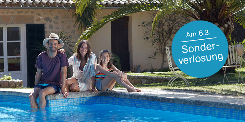Eine Familie sitzt vor einem Pool