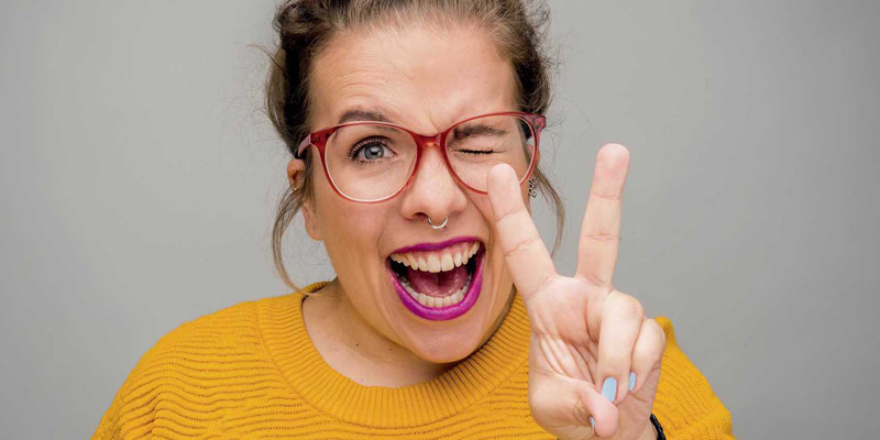 Ninia Binias macht ein Peace-Zeichen in die Kamera.