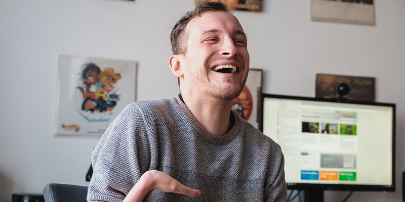 Der Rapper Graf Fidi lacht in die Kamera