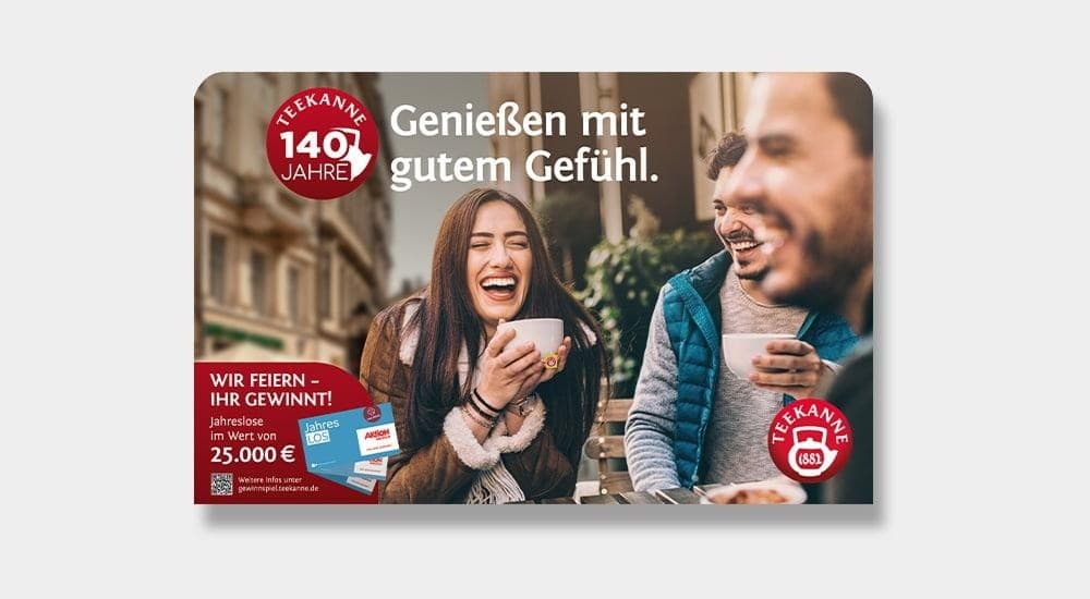 Auf einer Werbeanzeige von Teekanne werden Aktion Mensch Lose gezeigt.